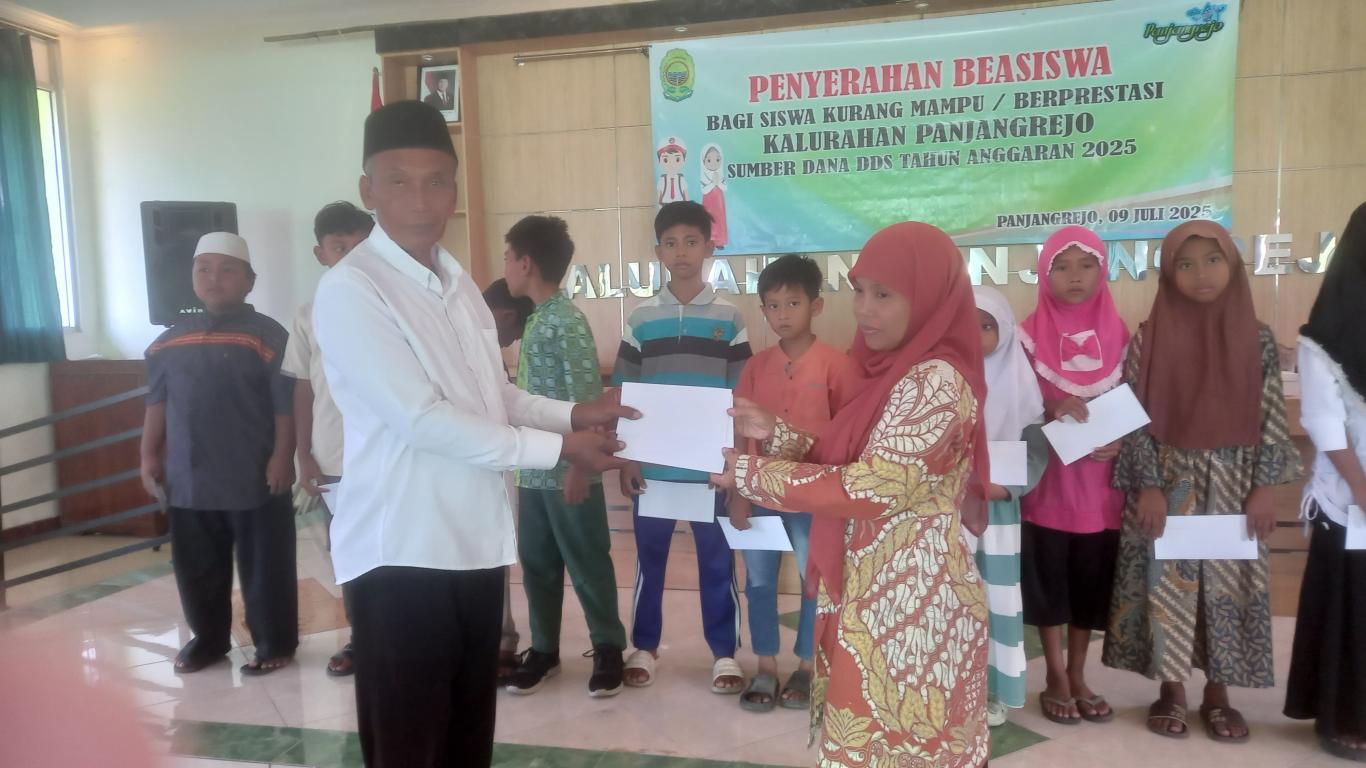 Penyerahan beasiswa bagi 16 siswa SD MI kurang mampu berprestasi Penyerahan beasiswa bagi 16 siswa SD MI kurang mampu berprestasi
