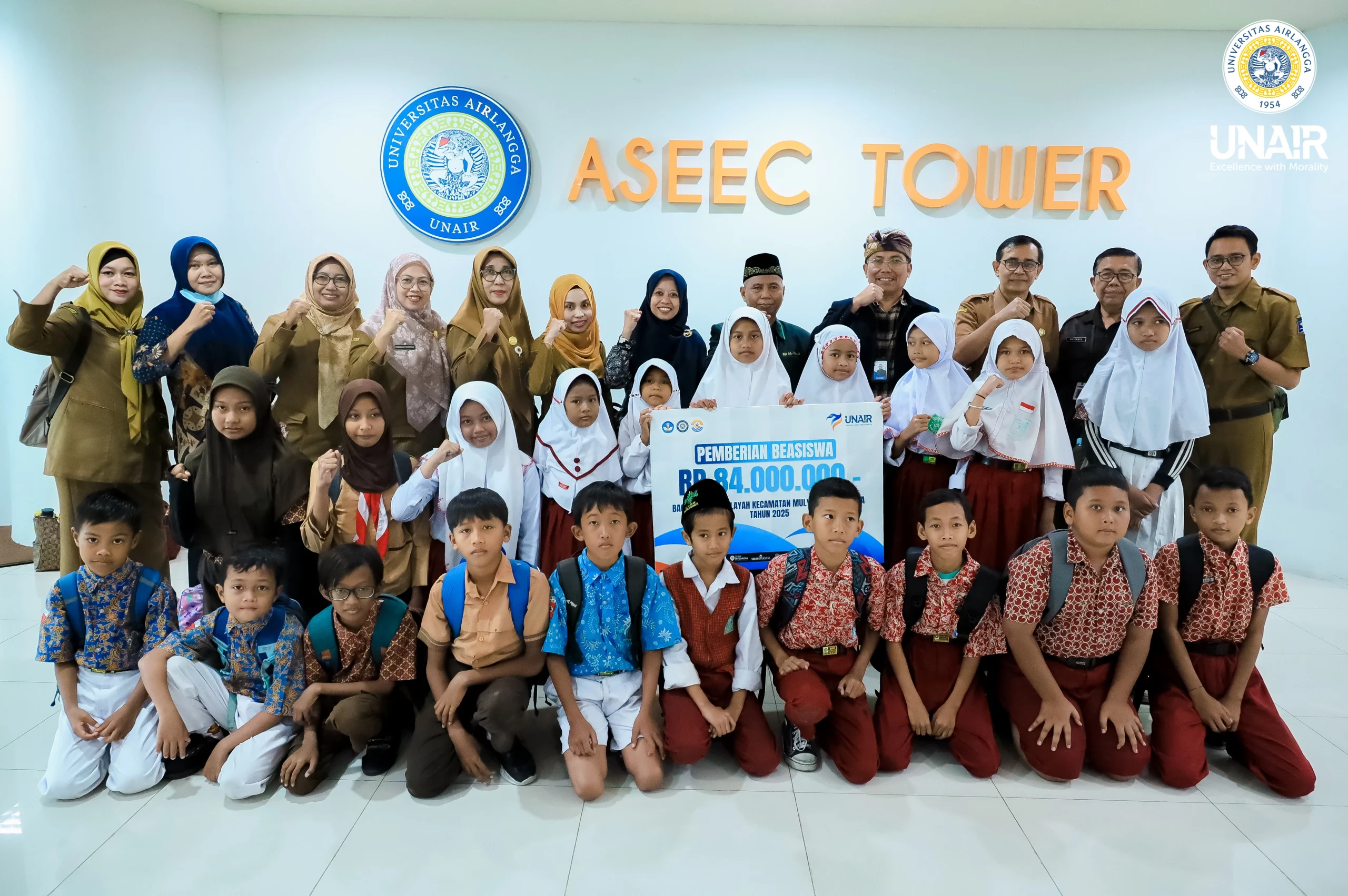 Foto Pemberian Beasiswa SD Kecamatan Mulyorejo - Universitas